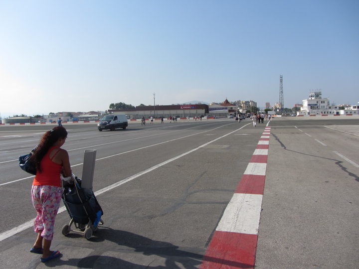 Gibraltar: Straße kreuzt Landebahn