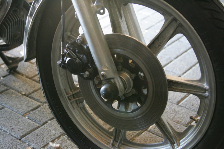 Yamaha XS 360: Vorderrad mit Einscheibenbremse