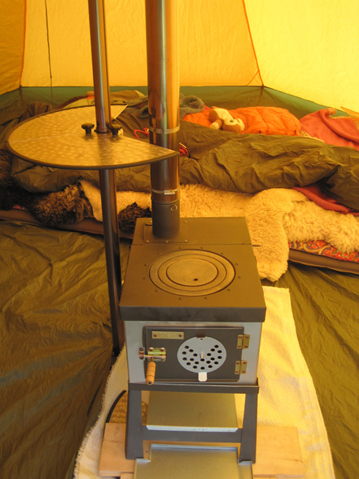 OSZ 40 im Zelt unter Zeltstangentisch