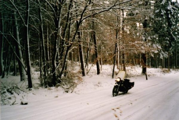 Motorrad auf Winterstraße