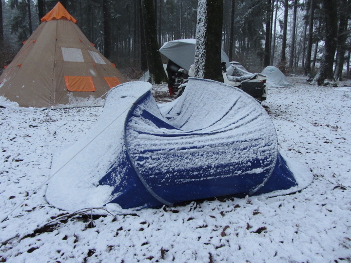 Billig-Zelt nach leichtem Schneefall