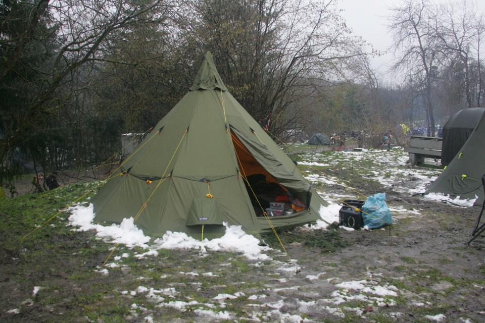 Matsch und Schnee am Zelt